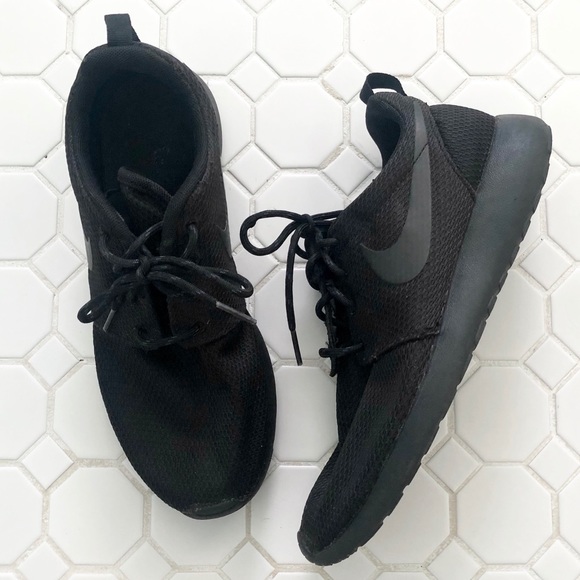 solid black tennis shoes